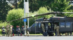 VIDEO: Vodiči zostali v šoku. V centre Bukurešti na kruhovom objazde pristál vrtuľník Black Hawk