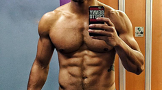 To je telo! Z milého chlapčeka vyrástol urastený sexy chlap