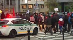 Protest v Bratislave vyústil do "mely" s policajtmi