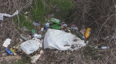 Bordel po zime: Smeti sú aj na stromoch a pri pamätníku si užívajú aj milenci či narkomani