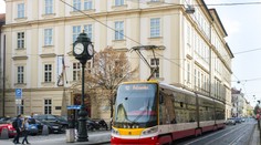 Pražská vodička električky ohrozila cestujúcich, počas jazdy chytala pokémonov