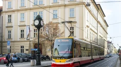 Pražská vodička električky ohrozila cestujúcich, počas jazdy chytala pokémonov