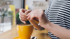 Jednu chybu pri pití kávy robí takmer každý. Môže zaťažiť vaše trávenie