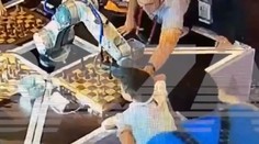 VIDEO: Vraj ťahal príliš rýchlo. Ruský šachový robot zlomil prst sedemročnému chlapcovi
