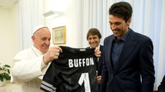 Pápež organizuje futbalový zápas, prídu aj superhviezdy