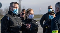 Premiér nevylúčil prísnejšie opatrenia a zdôraznil, aby sa ľudia nespoliehali, že im rúška zabezpečí štát