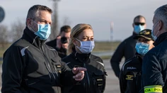 Premiér nevylúčil prísnejšie opatrenia a zdôraznil, aby sa ľudia nespoliehali, že im rúška zabezpečí štát