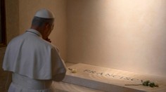 Pápež Lev XIV. opustil Vatikán. Jeho prvé kroky smerovali k hrobke Františka