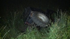 Traktoristu v lese pri Slovinkách privalil traktor, zraneniam podľahol