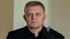 Rozruch na úrade vlády. Premiérovi Robertovi Ficovi niekto poslal obálku s nábojom