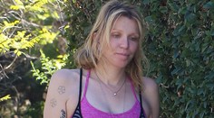 Aj toto s ňou urobili drogy. Courtney Love strašila bez mejkapu