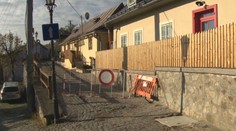 Známu uličku v obľúbenom slovenskom meste museli zavrieť. Zosúva sa tu oporný múr