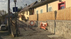 Známu uličku v obľúbenom slovenskom meste museli zavrieť. Zosúva sa tu oporný múr
