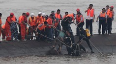 Potápači prehľadávajú prevrátenú výletnú loď, počet obetí stúpol na 18