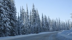 Vodiči pozor na zľadovatený sneh, hmlu i padajúce skaly
