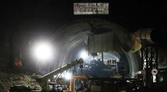 Komplikácie pri záchrane indických robotníkov: Vŕtacie zariadenie sa pokazilo, zvyšok tunela vyhĺbia ručne