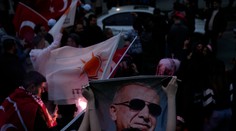 Úradujúci turecký prezident Erdogan zatiaľ tesne vedie. O víťazovi zrejme rozhodne druhé kolo