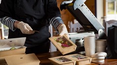 Porušujú zákon? Mnohé reštaurácie si pri jedle so sebou účtujú aj extra sumu za obal