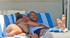 Najsexy kriminálnik opäť ponížil manželku. Znovu ho prichytili s milionárkou v náručí