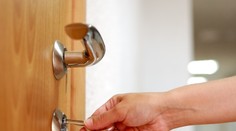 Slováci si vyrobili kľúč podľa internetu a ukradli šperky za milión Kč