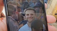 Študent z Púchova zaujal gestom vo Vatikáne. Na námestí si ho našla kamera a razom obletel celý svet