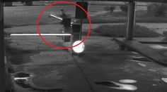 Pohádal sa s dievčaťom a zlosť si vybil na rampe. Všetko zachytila bezpečnostná kamera