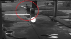 Pohádal sa s dievčaťom a zlosť si vybil na rampe. Všetko zachytila bezpečnostná kamera