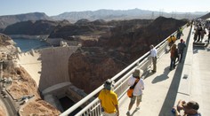 Opitý Brit ako prvý preplával Hooverovu priehradu. Prežil iba vďaka náhode