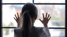 Ako policajti vypočúvajú dieťa, ktoré sa stalo obeťou násilného trestného činu? Nemôže to robiť hockto a hocikde