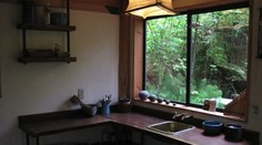 Dom za 8-tisíc eur. Muž ho vyrobil z materiálov v okolí