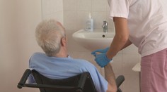 Hrozí, že o odkázaných sa nebude mať kto postarať. Opatrovateľky totiž majú zasiahnuť vládne škrty