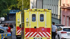 V Prahe našli dobodaného iba deväťročného chlapca. Policajti zadržali jeho matku