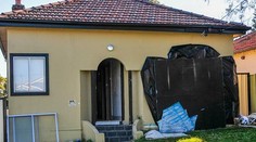 Obézneho 300-kilovému muža museli z domu doslova „vysekať"