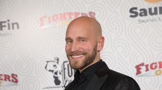 VIDEO: Známy slovenský moderátor a promotér skončil po tlačovke s krvavou hlavou. Okamžitý odchod na ošetrenie