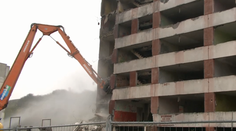 Na Luníku IX búrajú ďalšiu bytovku. Vzniká však iný problém