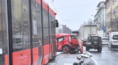 Hasiči zasahovali v Bratislave pri nehodách autobusu a električky