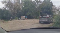 Pri kontajneri v Strážskom sa rozmohla čierna skládka. Samospráva chce tvrdo zakročiť