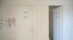 Zlý vtip alebo sociálny experiment? Bizarné toalety v rakúskom aquaparku sú výsledkom zbabranej rekonštrukcie