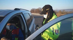 Policajti kontrolujú doklady na cestách aj v uliciach. Takto to vyzeralo v stredu