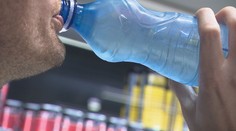 Zjesť či vypiť niečo pred zaplatením? Reťazce to mnohokrát mlčky tolerujú