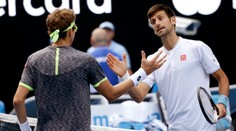 Djokovič už titul neobháji, prekvapivo skončil na rakete hráča z druhej stovky