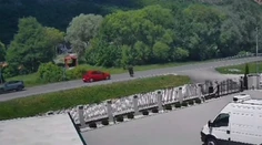 VIDEO: Hrôzostrašná nehoda pri Rožňave. Motorka, na ktorej sedelo aj 3-ročné dieťa, vletela do cesty autu