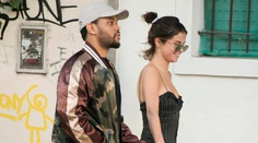 Najsledovanejší párik šoubiznisu na prechádzke. Selena, kde máš podprsenku?