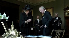 VIDEO: Aj on je len človek. Kráľovi Karolovi III. praskli nervy pre tečúce atramentové pero