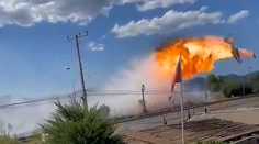 VIDEO: Hasičské lietadlo sa zrútilo priamo na diaľnicu. Po náraze vyšľahla ohnivá guľa