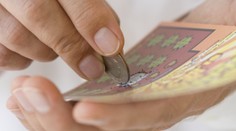 Muž našiel 20 dolárov ležať na zemi. Použil ich v lotérii, v ktorej vyhral rozprávkovú sumu