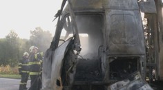 Horiaci kamión zablokoval hlavný ťah pri Prešove. Na obchádzke potom havaroval nákladiak