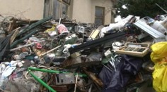 V Trenčíne vtrhli ťažké mechanizmy do vily zapratanej smetím