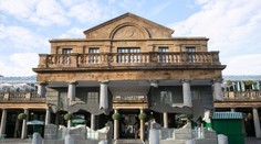 V Londýne vyrástol záhadný "lietajúci" dom. Ľudia okolo neho chodia a nechápu