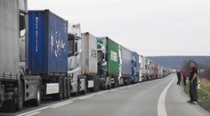 Dopravné peklo pred hraničným priechodom Vyšné Nemecké, v rade stojí vyše tisíc kamiónov